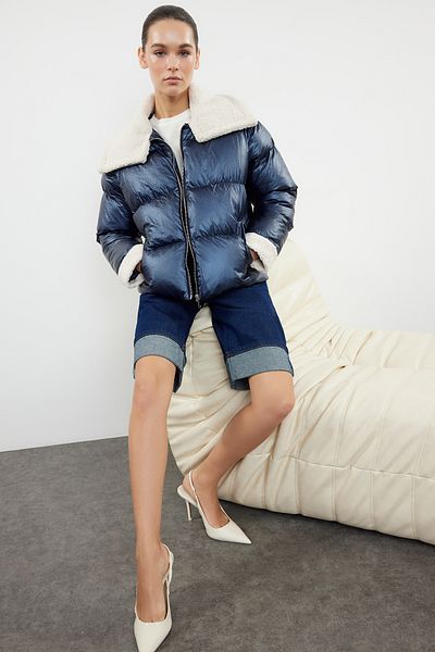 Trendyol Collection Zářivá námořnická modrá bunda Puffer - plyšový límec a detail opasku, vodoodpudivá TWOAW25MO00062
