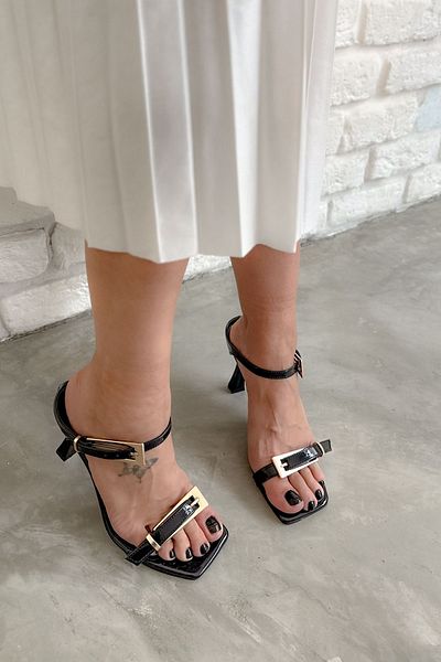 Shoebutik Papuci de damă cu toc, cu cataramă arcuită, din piele lacuită neagră