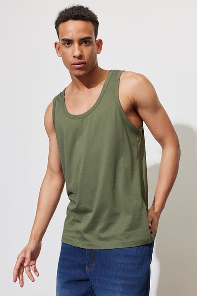 AC&Co / Altınyıldız Classics Pánské sportovní sportovní triko khaki Slim Fit úzkého střihu s výstřihem