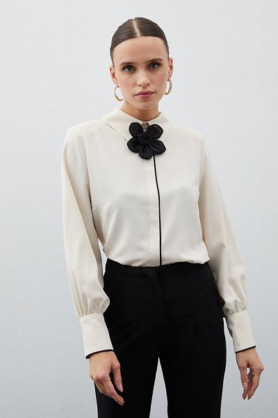 Sateen Blouse with Collar Flower Detail - Beige