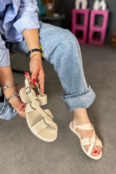 SHOEBELLAS Mats Bej Halka Toka Detaylı Kadın Sandalet