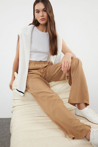 Trendyol Collection Braune Premium-Kamel-Hose mit weitem Bein und Leinenmischung – TWOAW25JE00003