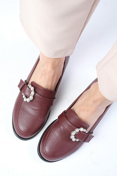 Mio Gusto Weinrote Oxford-Schuhe aus Leder mit Perlenschnalle für Damen