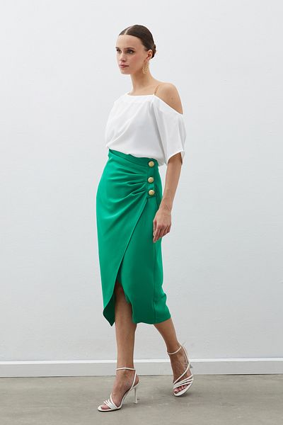 Sateen Fusta creponată din satin verde - Accesoriu cu nasturi