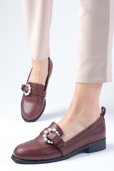 Mio Gusto Weinrote Oxford-Schuhe aus Leder mit Perlenschnalle für Damen