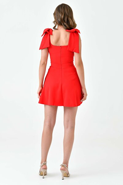 bayansepeti Piros atlasz szövet pánt nélküli nyakkivágással, kötőpánt részlettel, rövid piros kiszélesedő ruha 2030