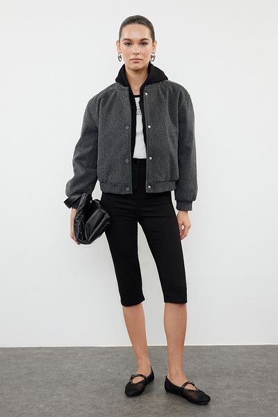 Trendyol Collection Anthrazitfarbene Bomberjacke aus Kaschmir – TWOAW25MO00070