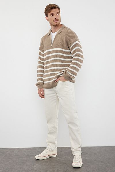 Trendyol Collection Nerz Lässiger, übergroßer, gestreifter Strickpullover mit Polokragen TMNAW24KZ00018