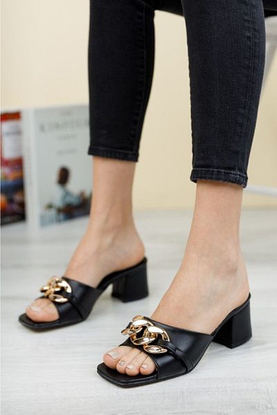Demashoes Γυναικείες παντόφλες με τακούνι με μαύρη αγκράφα