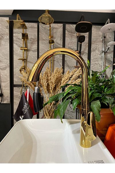 İSAOĞLU YAPI Glossy Gold Concealed Spiral Kitchen Faucet Gold Spiral Sink Faucet Pivoting Head Tap