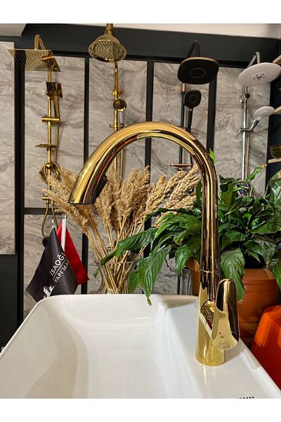 İSAOĞLU YAPI Glossy Gold Concealed Spiral Kitchen Faucet Gold Spiral Sink Faucet Pivoting Head Tap
