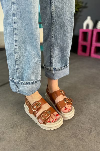 SHOEBELLAS Dámské sandály Mui Tan - Detail s dvojitou přezkou