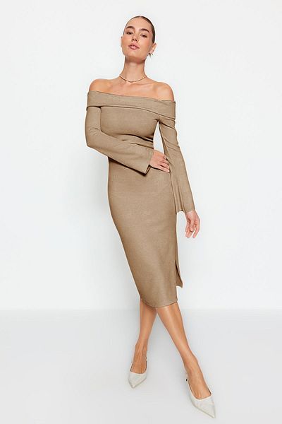 Trendyol Collection Beiges Midikleid - Gerippt, weiche Textur und flexibler Strick, Bleistift-Madonna-Kragen TWOAW24EL00803