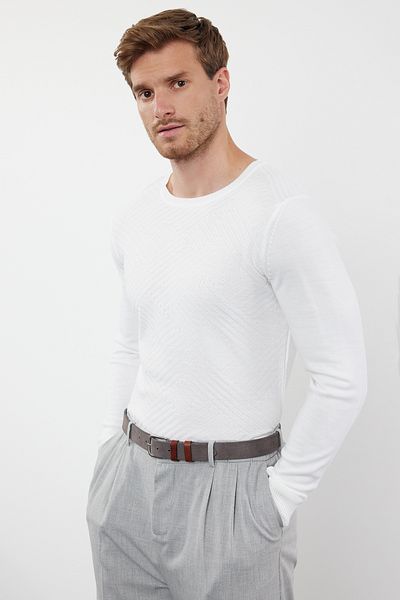 Trendyol Collection Weißer, schmal geschnittener Strickpullover mit Rundhalsausschnitt TMNAW25KZ00038
