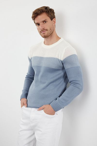 Trendyol Collection Blauer, schmal geschnittener, farbblockierender Strickpullover mit Rundhalsausschnitt TMNAW21KZ0543