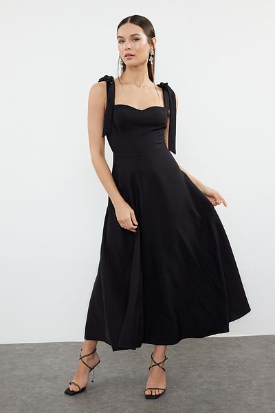 Trendyol Collection Schwarzes, gewebtes Kleid mit A-Ausschnitt und Bindedetail TPRSS24EL00251