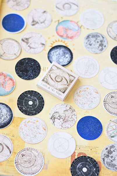 Scrapbook مجموعة ملصقات صندوقية بتصميم Vintage Earth & Sky Maps تحت عنوان الف...