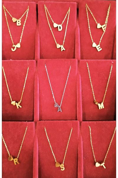 Meyra Accessories قلادة من الفولاذ على شكل قلب وأحرف - غير مشوهة، مقاومة للصدأ وعالية الجودة، خيارات اللون الفضي والذهبي
