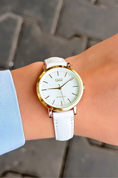 Q&Q ساعة يد نسائية كلاسيكية بسلك جلدي مقاوم للماء 3 ATM