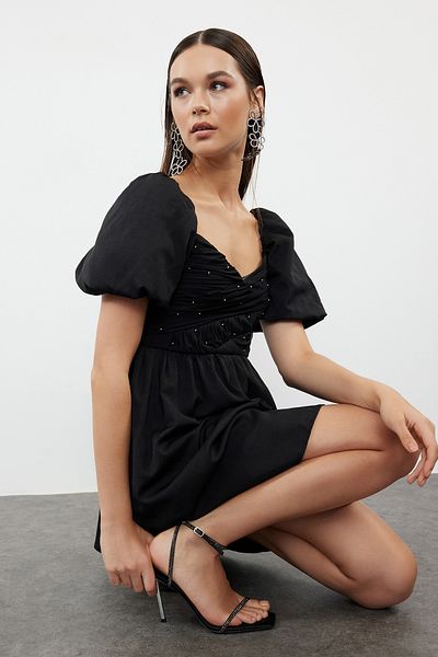 Trendyol Collection Černé A-Line Pearl Detailní Tkané Krátké Stylové Večerní šaty Noční šaty pro návrat domů TPRSS24EL00222