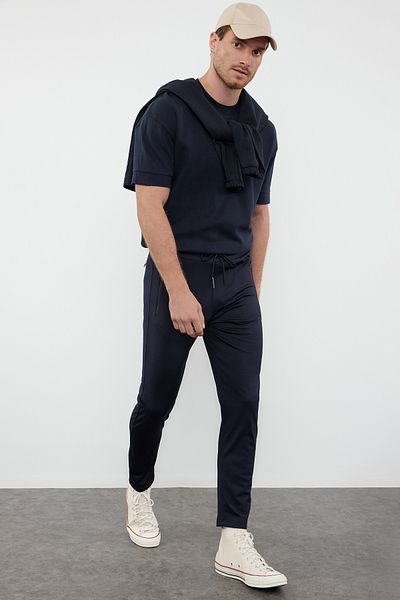 Trendyol Collection SchwarzeSlimFit Jogginghose mit ReißverschlusstascheSportswear - Tmnaw25ea00015
