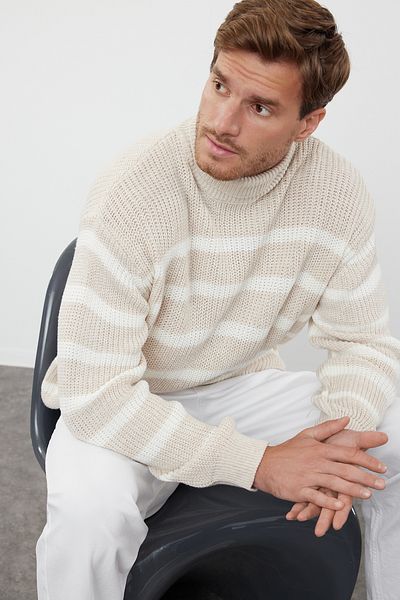 Trendyol Collection Beige Rollkragenpullover, gestreift, übergroß – TMNAW24KZ00017