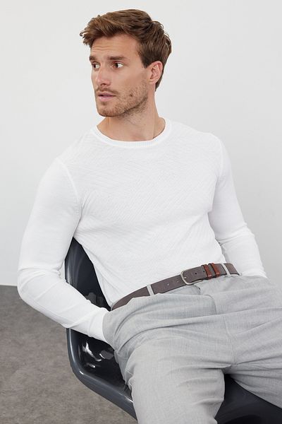 Trendyol Collection Weißer, schmal geschnittener Strickpullover mit Rundhalsausschnitt TMNAW25KZ00038