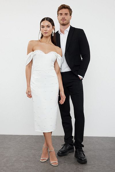 Trendyol Collection Bílé večerní šaty s lesklým detailem zdobeným drahokamy a perlovou výšivkou - TPRSS24EL00233