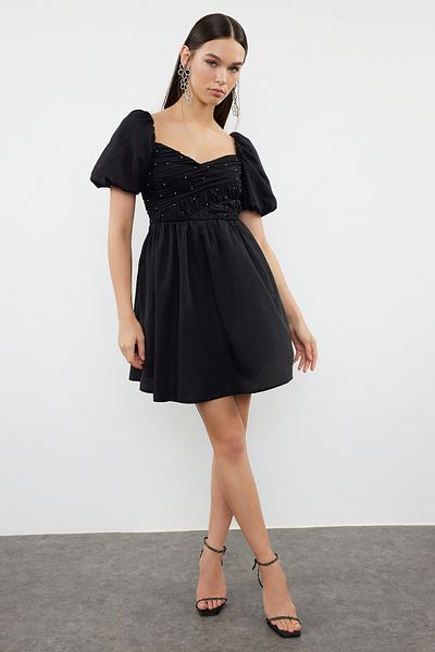 Trendyol Collection Černé A-Line Pearl Detailní Tkané Krátké Stylové Večerní šaty Noční šaty pro návrat domů TPRSS24EL00222
