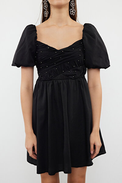 Trendyol Collection Černé A-Line Pearl Detailní Tkané Krátké Stylové Večerní šaty Noční šaty pro návrat domů TPRSS24EL00222