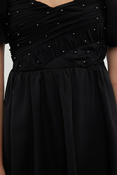 Trendyol Collection Černé A-Line Pearl Detailní Tkané Krátké Stylové Večerní šaty Noční šaty pro návrat domů TPRSS24EL00222