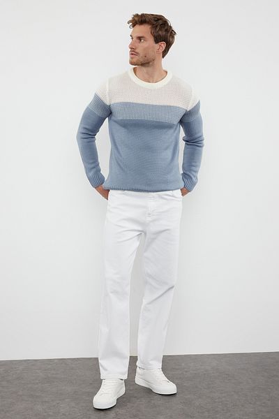 Trendyol Collection Blauer, schmal geschnittener, farbblockierender Strickpullover mit Rundhalsausschnitt TMNAW21KZ0543