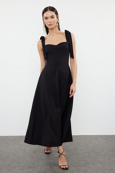 Trendyol Collection Schwarzes, gewebtes Kleid mit A-Ausschnitt und Bindedetail TPRSS24EL00251