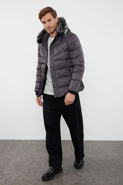 Trendyol Collection Graue Daunenjacke für Herren – mit Fleece gefüttert, wind- und wasserabweisend, normale Passform TMNAW23MO00009
