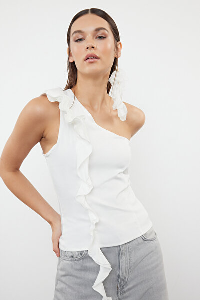 ترينديول كوليكشن بلوزة بيضاء منسوجة من البوبلين - تفاصيل دولاب الموازنة، TPRS...