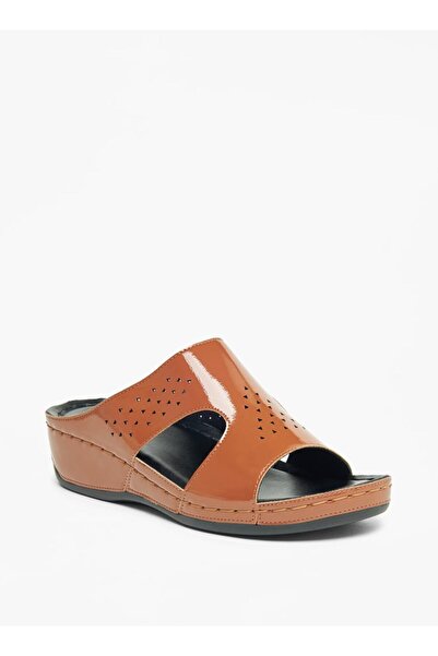 Le Confort صنادل صلبة سهلة الارتداء بكعب عريض