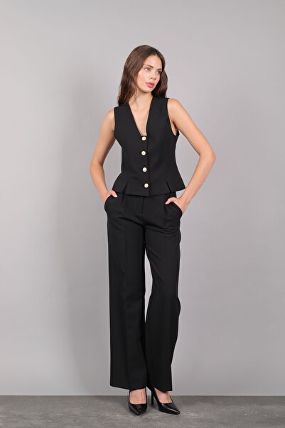 Yake بنطلون أسود طويل واسع الساق مع تفاصيل أزرار ذهبية