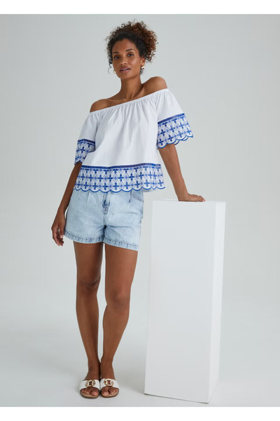 Kübra Tekstil 2213 Γυναικεία Μπλούζα Λευκή Μπαρντό με Λεπτομέρεια Μπλε Κέντημα