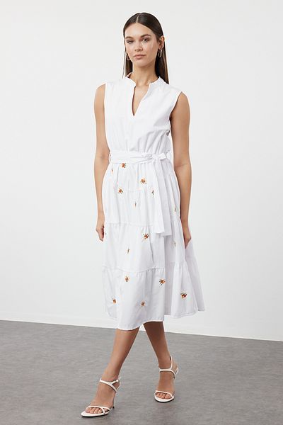 Trendyol Collection Bílé vyšívané midi tkané šaty A-line TWOSS24EL00879