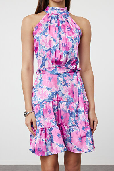 Trendyol Collection Μίνι υφαντό φόρεμα από σατέν λαιμόκοψη φούξια φλοράλ στάμπα TWOSS20EL2490