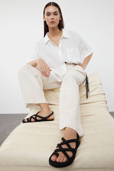 TRENDYOL SHOES صندل نسائي أسود فليب فلوب - تفاصيل حبل حبل TAKSS24SD00001