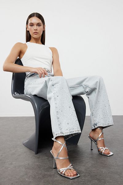 TRENDYOL SHOES Damen-Sandalen mit Absatz in Metallic-Silber mit quadratischer Zehenpartie TAKSS24TO00003