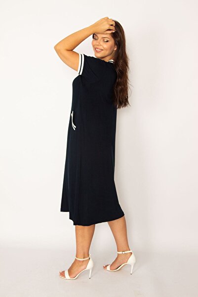 Şans Női nagy méretű sötétkék bordás, részletes V-nyakú zsebes ruha 65n34160