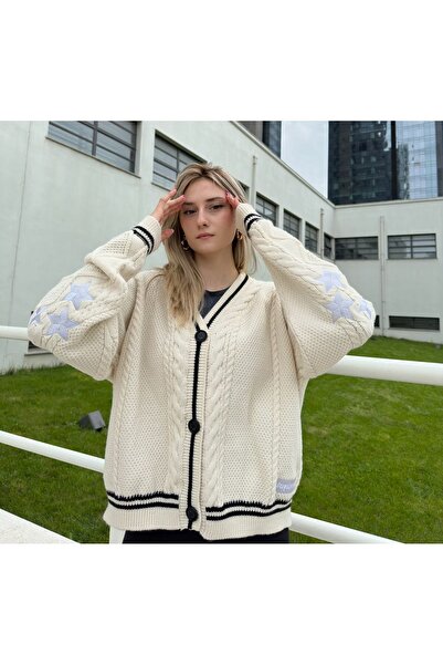 WarmandSpicy سترة كارديجان كبيرة الحجم من Taylor Swift باللون البيج