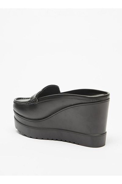 Flora Bella by Shoexpress حذاء مفتوح بكعب مسطح وتفاصيل الشعار
