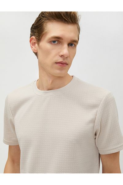 Koton Basic-T-Shirt mit Rundhalsausschnitt, kurzen Ärmeln, strukturiert