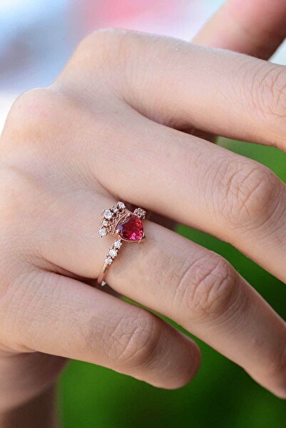 Sahira Jewelry Prenses Tacı Kırmızı Taşlı 14k Rose Altın Kaplama Yüzük