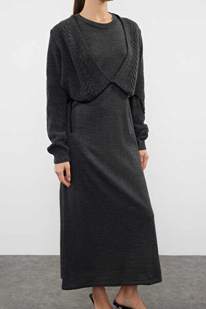 Trendyol Collection Maxi pletené šaty Antracit Extra Cardigan - TWOAW25EL00014