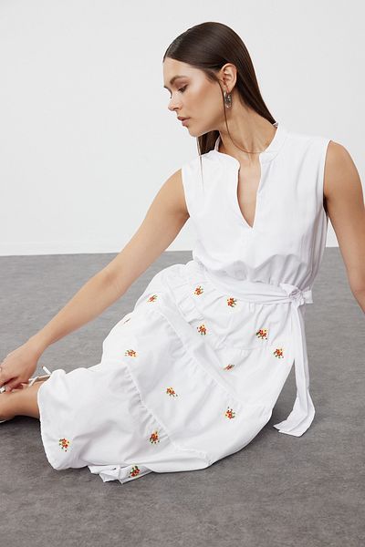 Trendyol Collection Bílé vyšívané midi tkané šaty A-line TWOSS24EL00879