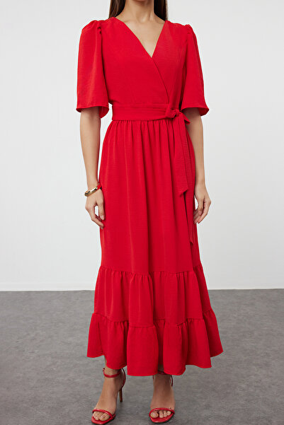 Trendyol Collection Czerwona sukienka midi – z paskiem, podwójnym kołnierzem i detalami na plecach, tkana TWOSS23EL02164